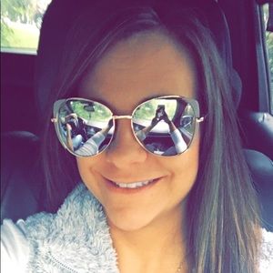 Meet your Posher, Monica